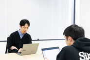 市場規模8兆円超といわれる受託開発ソフトウェア業界で、"圧倒的な高速開発力"を武器に100社から1,000社へと顧客拡大を目指しています。