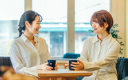 少数精鋭チームならではの強みを活かし、部門の枠を超えて連携しながら業務を進めています。