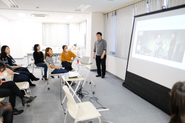 月次の全社集会にもインターン生が参加し、情報が共有されています。フラットで透明な組織を目指しています。