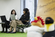 同じ業務を⾏うスタッフは20〜40代︕ 完全在宅でもチャットでいつでも相談でき、 協⼒しながら進めていただけます！