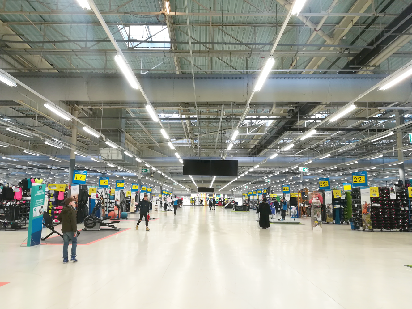 フランス発 総合スポーツメーカー Decathlon（デカトロン）自社のスポーツ製品のみを取り扱っています！