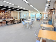 社内にはBARカウンターや広めのフリースペースがあります。