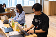 リモートワークが基本ですが、たまに集まってコミュニケーションが取れる取り組みをしています。リモートの良さも対面での良さも持ち合わせた環境です。