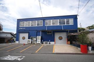 ”元”町工場だけあって広々とした社屋が自慢！！工場をやっていた時の社屋のままなので、とにかく広々としています。そしてオシャレ！！ビルの中のオフィスも良いけど、空が見えて開放感のある広々としたシステム会社はそこまで多くはないはず…（知らんけど）
