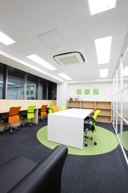 明るい綺麗なオフィスです