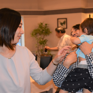 年2回開催される、登録スタッフさんの懇親会は終始和やかなムード。お子さま連れで参加される方も多くいらっしゃいます。