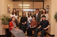 多様なバックグラウンドを持った仲間が、経験やスキルを自身の持ち場で活かし、相互補完しながら働いています。