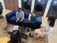 livepassでは、フルリモートでの勤務が可能です。 福岡在住のデザイナーや京都在住のプロジェクトマネージャーなど、全国各地にメンバーがいます。  日々のコミュニケーションはオンラインが中心ですが、3ヶ月に一度は出社日を設け、直接顔を合わせて議論や交流を行っています。 リモートの柔軟さと、対面の深いコミュニケーションの両立を大切にしています。