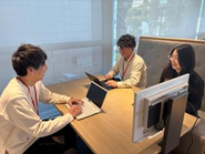 上司・部下関係なく、コミュニケーションが活発な環境です。 年齢関係なく、気軽に相談できる関係性を築いています。 女性も活躍している職場です。