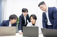 営業戦略をチームで議論。インターンも意思決定に関わる文化です