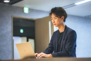 フルフレックス制を導入しているため、小さなお子さんがいる方やプライベートを大切にしたい方でも、ライフスタイルに合わせて柔軟に働ける環境を整えています。