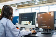 芸術大学出身のデザイナーもマーケティングやディレクションなど多岐にわたって調整を進めています。