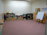 志木サテライトオフィスでは、子供向けの学童保育も実施しており、小学校１～３年生が中心となり、毎日20～30名程度の子供たちが集う場ともなっています。今では他に「ロポット教室」や「レプトン英語教室」、「パソコン学習すらら」といったコンテントも提供しています。