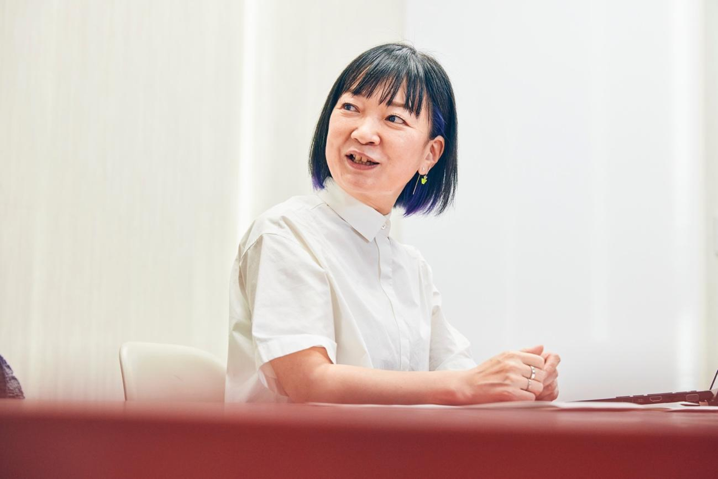 オレンジ色のシャツを着た女性

低い精度で自動的に生成された説明