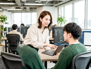 先輩社員に適宜確認できる環境