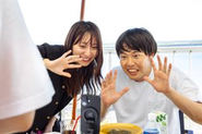 ［写真：執行役員・草壁 × 人気グルメ・ASMRクリエイター「あやんぬ」さん］