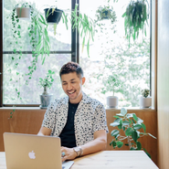 島やんは“ラーメン店繁盛 YouTuber”としても活躍中。話題のビジネス番組『令和の虎』にも出演しています。