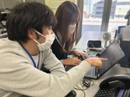 チーム内で相談しながら業務を進めます