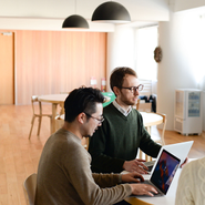 現在シニアエンジニア2名、エンジニア2名、UI/UXデザイナー2名、業務委託エンジニア2名の計8名が在籍中。