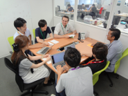 社内のディスカッション風景。