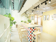 緑あり、光あり、温かみのあるオフィスで商談スペース以外にも、作業スペースとして利用できます。