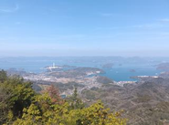 12年前の廃校の危機から始まった挑戦。瀬戸内の美しい海に囲まれた大崎上島町は、今や全国から人が集まる「学びの島」へと進化を続けています。