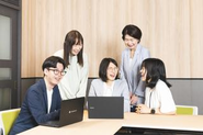 リモートワークが基本ですが、週1日は出社DAYとし、コミュニケーションも大切にしています。