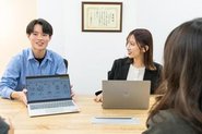役職や年齢関係なく意見を出し合えるのでメンバー全員が裁量権を持ってポジティブに仕事と向き合うことができる環境です。