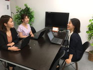 社内では活発にミーティングが行われています