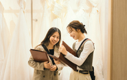 社員同士の打ち合わせでも笑顔の絶えない現場。お客さまの幸せを分けていただいています！