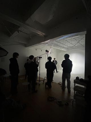 講師も一緒になって混ざりながら外スタジオでの撮影もあります！