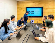 若いスタッフから経験豊かなベテランスまで、幅広いスタッフが垣根無く意見交換できる環境を大事にしています。