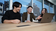 年次や立場に関係なく、アイデアを出し合う企画会議の様子。
