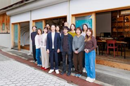 オフィスは城下町内の神社の参道沿いにあります。秋祭りの時は、メンバーも地域の方と一緒に山車を曳きます。