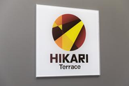 2017年に創業。現在８期目の会社です！こちらは新しいオフィスのドアに掲示している会社ロゴですが、主力事業のアクリル製です。