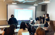 【勉強会・共有会・セミナー】 マーケティング業界の変化や最新トレンドについての勉強会はもちろん、決算資料の見方やキャリア形成など、幅広い知識を学ぶ機会を設けています。 外部講師をお招きして開催することも。