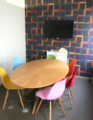 ミーティングルーム。ランチタイムはお喋りの場にもなります。