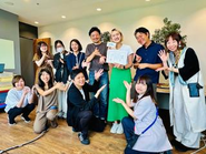 半期に一度の全社会議（キックオフ）では自分たちの運営店舗で実施。全社員でMVP社員を受賞した社員をお祝いします。自社サービスをお客様目線で体験し、各々の業務に活かします。