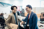 お客様に最適なソリューションを提供するため、営業とエンジニアが密に連携。活発な議論と和やかな雰囲気の中で、日々、最高のパフォーマンスを追求しています。