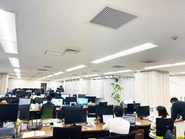 自由で風通しの良い空間です。和気あいあいと話をしながら、コンテンツ制作をしています。