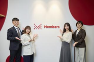 出社×在宅のハイブリッド勤務も可能なため、ライフスタイルや状況に応じた柔軟な働き方が可能です。