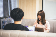 上長との距離も近く、ポジションに関係なく誰でも自由に意見を発信できる環境を整えています。