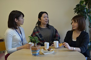 休憩時間の風景。社内にはリラックスできる休憩室があり、社員同士のコミュニケイーションも盛んです。