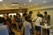 日本での展示会の様子です。お客様に実際にワインを試して頂きながらご紹介していきます。