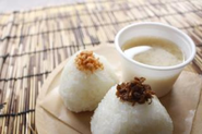 ジャックフルールのしぐれ煮を使ったおにぎり（手前）