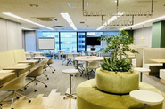 「Park」というコンセプトのオープンスペース。自分のデスクもありますが、気分転換にここで働く人も多いです。（東京本社でのイメージ）