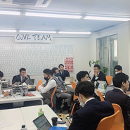 月初めには、目標達成のために何が必要か、何をすべきか全員で会議します。