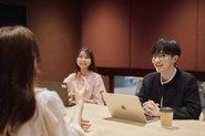 職場ではslack(チャット)やWeb会議などを積極的に使っており、 チームミーティング、1on1、業務の相談など、リアルと変わらないコミュニケーショ ンが取れる環境を整えています。