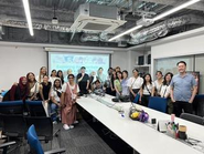 シカゴ大学の学生に秋葉原の街を案内するなど活動は世界へ広がっています。