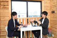 代表との1対1ミーティングを実施しています。このミーティングは、業務上の課題、スキルアップの相談、仕事に対する考え方などをオープンに話し合う機会であり、社員一人ひとりの成長を積極的にサポートしています。